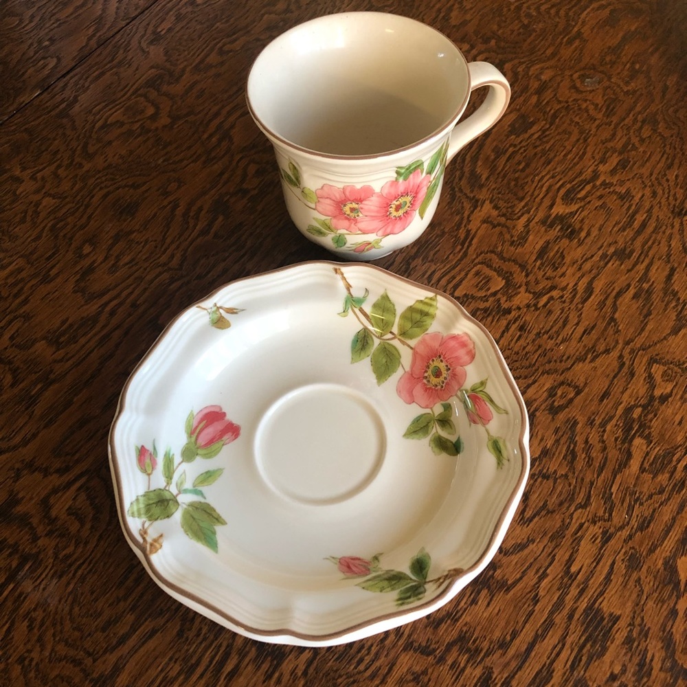 Estate. Mikasa Heritage Pink and White Dinnerware Floral Design - Picture 8 of 14